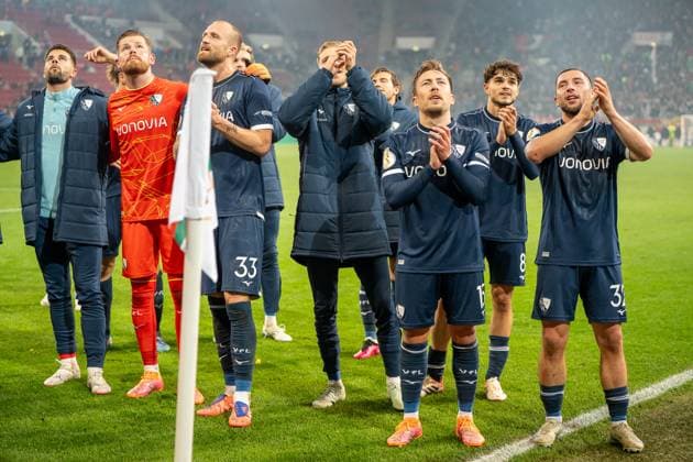 Jubel vor dem Gaesteblock des VfL Bochum nach dessen Sieg, GER, FC Augsburg vs. VfL Bochum, Fussball, DFB Pokal, 2. Runde, Spielzeit 2025 2026, 28.10.2025, DFL REGULATIONS PROHIBIT ANY USE OF PHOTOGRAPHS AS IMAGE SEQUENCES AND OR QUASI-VIDEO, GER, FC Augsburg vs. VfL Bochum, Fussball, DFB Pokal, 2. Runde, Spielzeit 2025 2026, 28.10.2025, Augsburg Copyright: xEibner-Pressefoto EdwardxCheungx EP_ECG