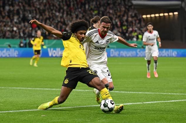 28.10.2025, xpsx, Fussball DFB Pokal 2.Runde, Eintracht Frankfurt - Borussia Dortmund v.l. Karim Adeyemi (Borussia Dortmund),Mario Götze Goetze (Eintracht Frankfurt) (DFL DFB REGULATIONS PROHIBIT ANY USE OF PHOTOGRAPHS as IMAGE SEQUENCES and or QUASI-VIDEO) Frankfurt am Main