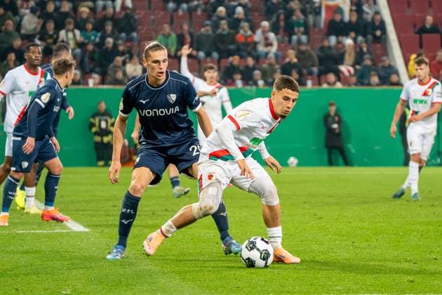 Zweikampf zwischen Noah Loosli (VfL Bochum, 20) und Ismael Gharbi (FC Augsburg, 11), GER, FC Augsburg vs. VfL Bochum, Fussball, DFB Pokal, 2. Runde, Spielzeit 2025 2026, 28.10.2025, DFL REGULATIONS PROHIBIT ANY USE OF PHOTOGRAPHS AS IMAGE SEQUENCES AND OR QUASI-VIDEO, GER, FC Augsburg vs. VfL Bochum, Fussball, DFB Pokal, 2. Runde, Spielzeit 2025 2026, 28.10.2025, Augsburg Copyright: xEibner-Pressefoto EdwardxCheungx EP_ECG