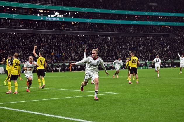 28.10.2025, xpsx, Fussball DFB Pokal 2.Runde, Eintracht Frankfurt - Borussia Dortmund v.l. Jonathan Jonny Burkardt (Eintracht Frankfurt) celebrate the goal, Der Torjubel zum abseitstor (DFL DFB REGULATIONS PROHIBIT ANY USE OF PHOTOGRAPHS as IMAGE SEQUENCES and or QUASI-VIDEO) Frankfurt am Main
