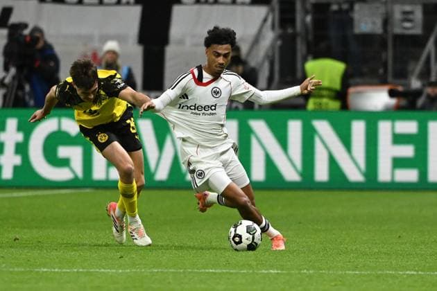 28.10.2025, xpsx, Fussball DFB Pokal 2.Runde, Eintracht Frankfurt - Borussia Dortmund v.l. Aaron Anselmino (Borussia Dortmund) Nathaniel Brown (Eintracht Frankfurt) Zweikampf, Aktion, action, battle for the ball (DFL DFB REGULATIONS PROHIBIT ANY USE OF PHOTOGRAPHS as IMAGE SEQUENCES and or QUASI-VIDEO) Frankfurt am Main