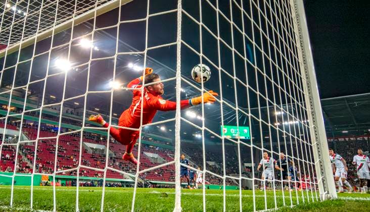28.10.2025, Fussball DFB-Pokal 2025 2026, 2.Runde, FC Augsburg - VfL Bochum, in der WWK-Arena Augsburg. Torwart Timo Horn (VfL Bochum) wehrt den Ball im Hechtsprung ab, kein Tor für Augsburg.
