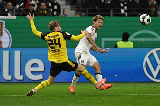 28.10.2025, xpsx, Fussball DFB Pokal 2.Runde, Eintracht Frankfurt - Borussia Dortmund v.l. Daniel Svensson (Borussia Dortmund) Ritsu Doan (Eintracht Frankfurt) Zweikampf, Aktion, action, battle for the ball (DFL DFB REGULATIONS PROHIBIT ANY USE OF PHOTOGRAPHS as IMAGE SEQUENCES and or QUASI-VIDEO) Frankfurt am Main