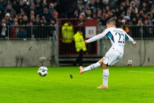 Tor zum 1:2 Andrej Kramaric (TSG 1899 Hoffenheim, 27) Elfmeter Strafstoss, GER, FC St. Pauli vs. TSG 1899 Hoffenheim, Fußball, DFB Pokal, 2. Runde, Saison 2025 2026, 28.10.2025 DFL REGULATIONS PROHIBIT ANY USE OF PHOTOGRAPHS AS IMAGE SEQUENCES AND OR QUASI-VIDEO GER, FC St. Pauli vs. TSG 1899 Hoffenheim, Fußball, DFB Pokal, 2. Runde, Saison 2025 2026, 28.10.2025 Hamburg Copyright: xEibner-Pressefoto MaxxVincenx EP_MVN