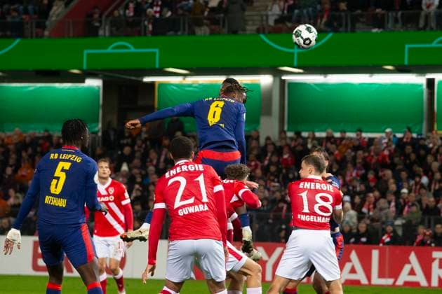 GER, Cottbus, Fußball, DFB-Pokal, 2. Hauptrunde, FC Energie Cottbus vs. RB Leipzig im Bild v.l.: Ezechiel Banzuzi (RB Leipzig 06), Kopfball 28.10.2025, LEAG Energie Stadion Cottbus DFB REGULATIONS PROHIBIT ANY USE OF PHOTOGRAPHS AS IMAGE SEQUENCES AND OR QUASI-VIDEO, Copyright: HMBxMedia PaulxFritz