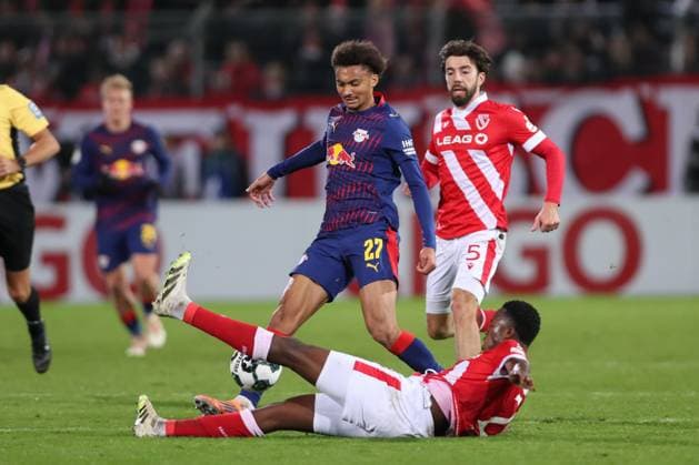 28.10.2025, xtgx, Fussball DFB Pokal 2. Runde, FC Energie Cottbus - RB Leipzig emspor, v.l. Tidiam Gomis (Leipzig, 27), King Manu (Cottbus) Zweikampf, Duell, Kampf, tackle (DFL DFB REGULATIONS PROHIBIT ANY USE OF PHOTOGRAPHS as IMAGE SEQUENCES and or QUASI-VIDEO) Cottbus