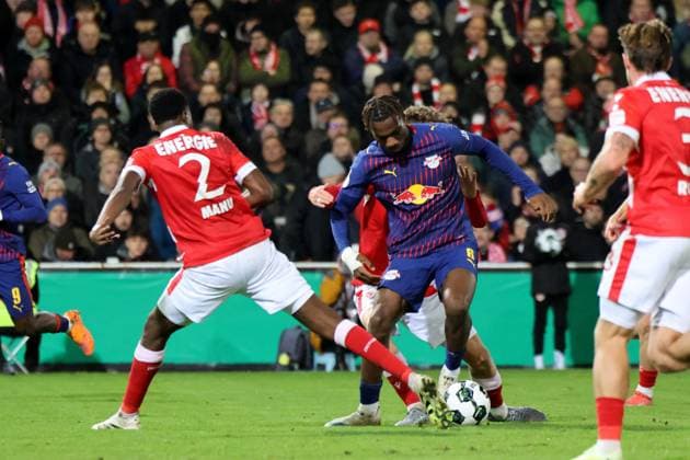 6 Ezechiel Banzuzi (Leipzig, M.) setzt sich gegen 2 King Manu (Energie Cottbus, l.) durch und erzielt das 0-4 für Leipzig Fussball DFB-Pokal 2. Hauptrunde 2025 2026 FC Energie Cottbus - RB Leipzig