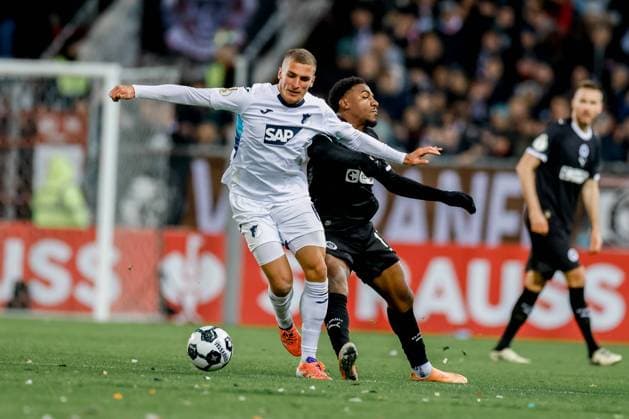 Hamburg, 28. Oktober 2025 - Fußball, DFB-Pokal 2025 26, FC St. Pauli - TSG 1899 Hoffenheim: Grischa Prömel (TSG 1899 Hoffenheim, 6), Oladapo Afolayan (FC St. Pauli, 17) DFL REGULATIONS PROHIBIT ANY USE OF PHOTOGRAPHS AS IMAGE SEQUENCES AND OR QUASI-VIDEO.
