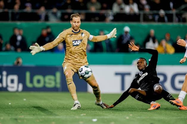 Hamburg, 28. Oktober 2025 - Fußball, DFB-Pokal 2025 26, FC St. Pauli - TSG 1899 Hoffenheim: Oliver Baumann (TSG 1899 Hoffenheim, 1), Abdoulie Ceesay (FC St. Pauli, 9) DFL REGULATIONS PROHIBIT ANY USE OF PHOTOGRAPHS AS IMAGE SEQUENCES AND OR QUASI-VIDEO.