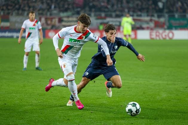 Mert Koemuer 36 (FC Augsburg) im Duell mit Kjell-Arik Waetjen 8 (VfL Bochum), FC Augsburg vs. VfL Bochum 1848, Fussball, Maenner, DFL, DFB-Pokal, Saison 2025 2026, WWK Arena, Zweite Runde, 28.10.2025 Augsburg Bayern Deutschland