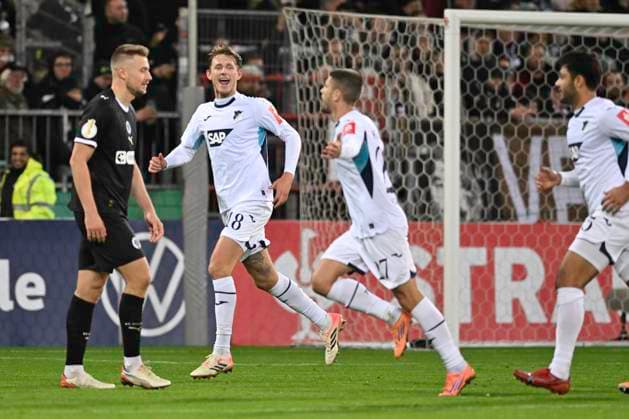 GER; 2. FBL, FC St. Pauli vs TSG 1899 Hoffenheim .28.10.2025, Millerntorstadion, Hamburg, GER; DFB-Pokal, FC St. Pauli vs TSG 1899 Hoffenheim im Bild Albian Hajdari (Hoffenheim 27) schiesst das Tor zum 2-1 per Foulelfmeter in der Nachspielzeit vorbei an Torhueter Ben Voll (Pauli 01) und jubelt mit der Mannschaft