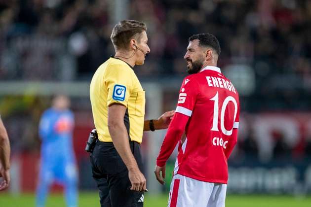 GER, Cottbus, Fußball, DFB-Pokal, 2. Hauptrunde, FC Energie Cottbus vs. RB Leipzig im Bild v.l.: Tolgay Cigerci (FC Energie Cottbus 10), diskutiert mit Schiedsrichter 28.10.2025, LEAG Energie Stadion Cottbus DFB REGULATIONS PROHIBIT ANY USE OF PHOTOGRAPHS AS IMAGE SEQUENCES AND OR QUASI-VIDEO, Copyright: HMBxMedia PaulxFritz