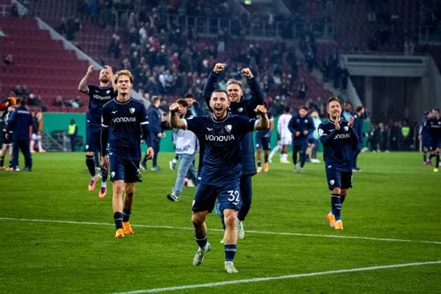 Fussball, Saison 2025 2026, DFB-Pokal, WWK-Arena Augsburg, 2. Runde, FC Augsburg - VfL Bochum, 28.10.2025 28.10.2025, Fussball, Saison 2025 2026, DFB-Pokal, WWK-Arena Augsburg, 2. Runde, FC Augsburg - VfL Bochum, Jubel Emotionen Freude beim VfL Bochum nach Spielende. v.l. 24 Mats Pannewig (VfL Bochum), 32 Maximilian Wittek (VfL Bochum) Foto: Lucca Fundel Augsburg WWK-Arena Bayern Deutschland