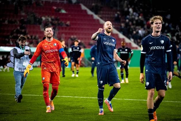 Fussball, Saison 2025 2026, DFB-Pokal, WWK-Arena Augsburg, 2. Runde, FC Augsburg - VfL Bochum, 28.10.2025 28.10.2025, Fussball, Saison 2025 2026, DFB-Pokal, WWK-Arena Augsburg, 2. Runde, FC Augsburg - VfL Bochum, Jubel Emotionen Freude beim VfL Bochum nach Spielende. v.l. 1 Timo Horn (VfL Bochum), 33 Philipp Hofmann (VfL Bochum) Foto: Lucca Fundel Augsburg WWK-Arena Bayern Deutschland
