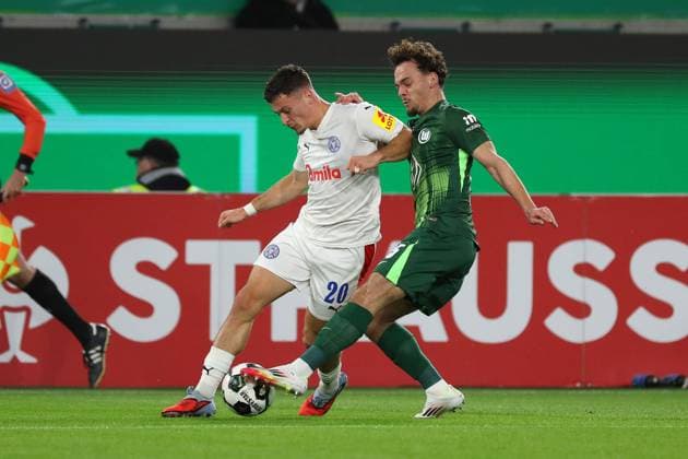 VfL vs. Kiel, 2. Runde DFB Pokal Wolfsburg, 28.10.2025, FUßBALL - VfL Wolfsburg vs. Holstein Kiel, 2. Runde DFB Pokal, Saison 2025 26. Adrian Kapralik (Holstein Kiel), Aaron Zehnter (VfL Wolfsburg) Wolfsburg
