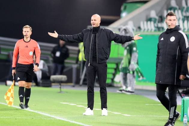 VfL vs. Kiel, 2. Runde DFB Pokal Wolfsburg, 28.10.2025, FUßBALL - VfL Wolfsburg vs. Holstein Kiel, 2. Runde DFB Pokal, Saison 2025 26. Cheftrainer Paul Simonis (VfL Wolfsburg) Wolfsburg