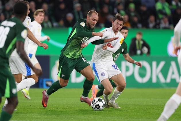 VfL vs. Kiel, 2. Runde DFB Pokal Wolfsburg, 28.10.2025, FUßBALL - VfL Wolfsburg vs. Holstein Kiel, 2. Runde DFB Pokal, Saison 2025 26. Christian Eriksen (VfL Wolfsburg), Magnus Knudsen (Holstein Kiel) Wolfsburg