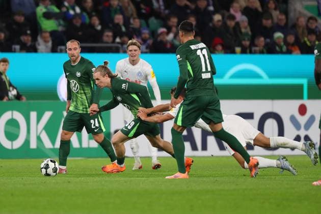 VfL vs. Kiel, 2. Runde DFB Pokal Wolfsburg, 28.10.2025, FUßBALL - VfL Wolfsburg vs. Holstein Kiel, 2. Runde DFB Pokal, Saison 2025 26. Patrick Wimmer (VfL Wolfsburg), Adam Daghim (VfL Wolfsburg), Wolfsburg