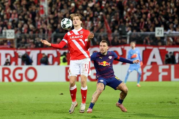 11 Moritz Hannemann (Energie Cottbus, l.), 22 David Raum (Leipzig) Fussball DFB-Pokal 2. Hauptrunde 2025 2026 FC Energie Cottbus - RB Leipzig