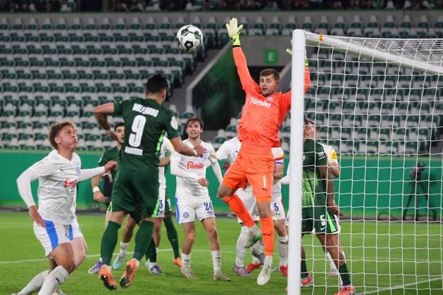 VfL vs. Kiel, 2. Runde DFB Pokal Wolfsburg, 28.10.2025, FUßBALL - VfL Wolfsburg vs. Holstein Kiel, 2. Runde DFB Pokal, Saison 2025 26. Mohammed Amoura (VfL Wolfsburg), Torwart Timon Weiner (Holstein Kiel) Wolfsburg
