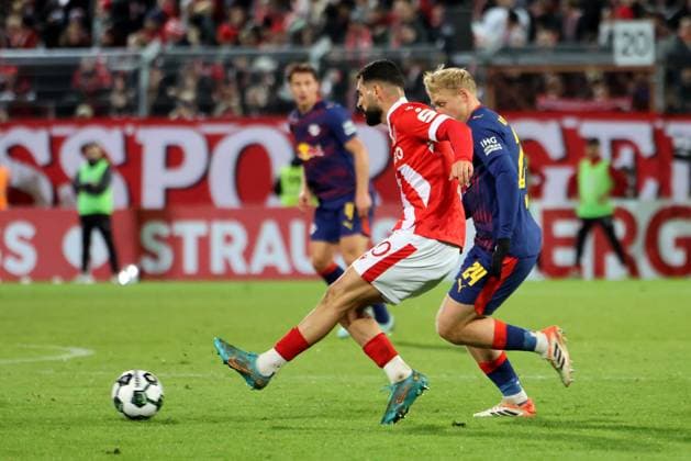 10 Tolcay Cigerci (Energie Cottbus, l.), 24 Xaver Schlager (Leipzig) Fussball DFB-Pokal 2. Hauptrunde 2025 2026 FC Energie Cottbus - RB Leipzig