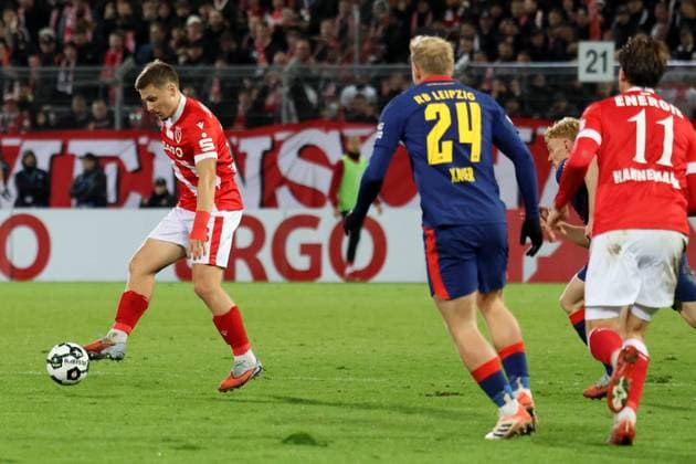 18 Erik Engelhardt (Energie Cottbus, am Ball) Fussball DFB-Pokal 2. Hauptrunde 2025 2026 FC Energie Cottbus - RB Leipzig