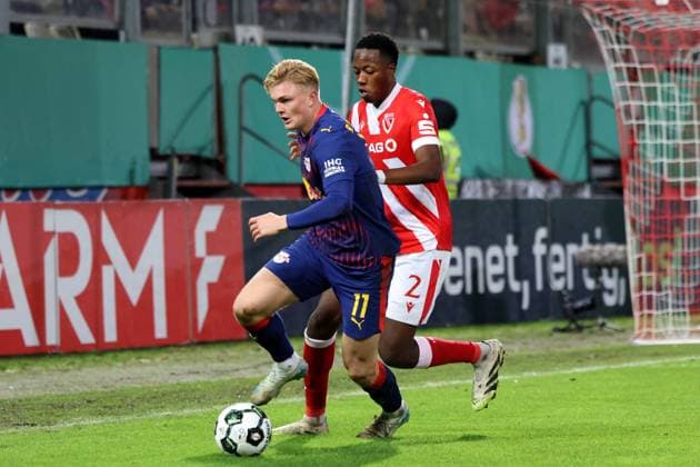 11 Conrad Harder Schandorf (Leipzig, l.), 2 King Manu (Energie Cottbus) Fussball DFB-Pokal 2. Hauptrunde 2025 2026 FC Energie Cottbus - RB Leipzig