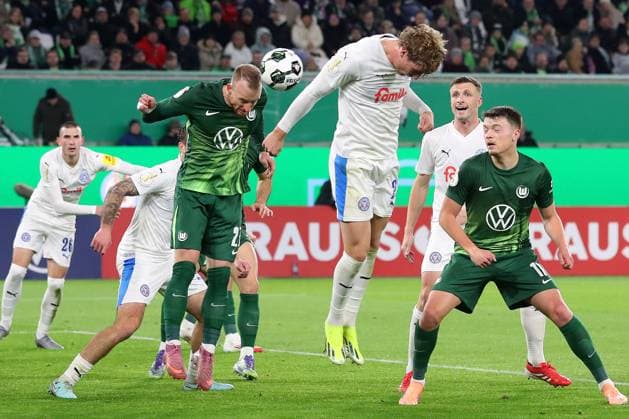 VfL vs. Kiel, 2. Runde DFB Pokal Wolfsburg, 28.10.2025, FUßBALL - VfL Wolfsburg vs. Holstein Kiel, 2. Runde DFB Pokal, Saison 2025 26. Maximilian Arnold (VfL Wolfsburg), Lasse Rosenboom (Holstein Kiel), Dzenan Pejcinovic (VfL Wolfsburg) Wolfsburg