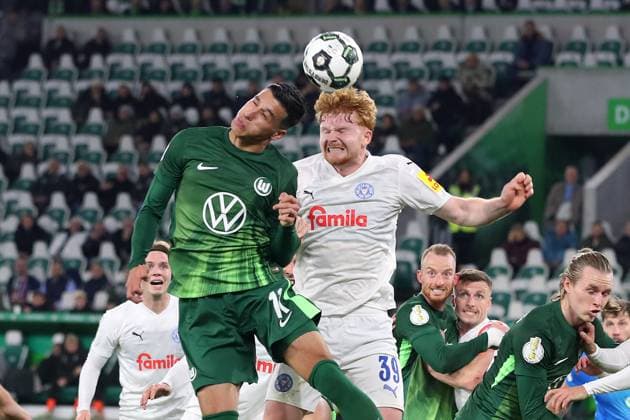 VfL vs. Kiel, 2. Runde DFB Pokal Wolfsburg, 28.10.2025, FUßBALL - VfL Wolfsburg vs. Holstein Kiel, 2. Runde DFB Pokal, Saison 2025 26. Adam Daghim (VfL Wolfsburg), Robert Wagner (Holstein Kiel) Wolfsburg