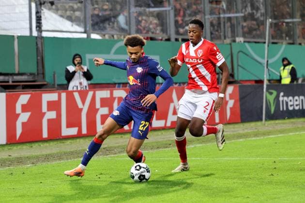 27 Tidiam Gomis (Leipzig, l.), 2 King Manu (Energie Cottbus) Fussball DFB-Pokal 2. Hauptrunde 2025 2026 FC Energie Cottbus - RB Leipzig