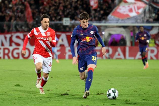 44 Simon Straudi (Energie Cottbus, l.), 33 Andrija MaksimoviÄ‡ (Leipzig) Fussball DFB-Pokal 2. Hauptrunde 2025 2026 FC Energie Cottbus - RB Leipzig