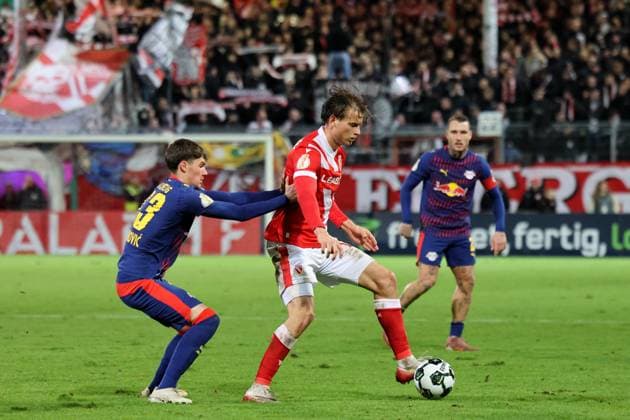 33 Andrija MaksimoviÄ‡ (Leipzig, l.), 11 Moritz Hannemann (Energie Cottbus) Fussball DFB-Pokal 2. Hauptrunde 2025 2026 FC Energie Cottbus - RB Leipzig