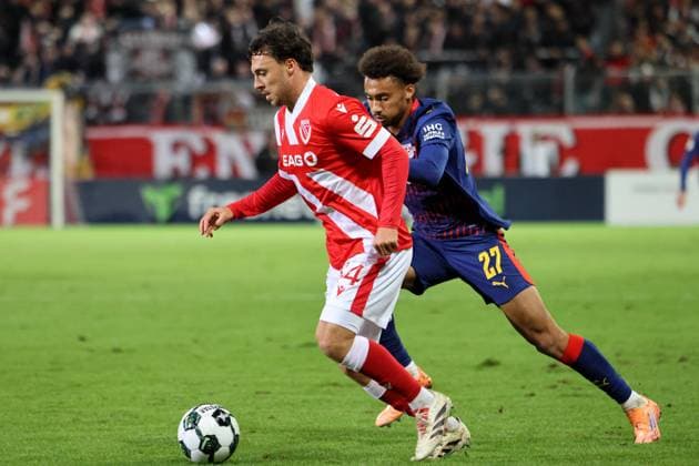 44 Simon Straudi (Energie Cottbus, l.), 27 Tidiam Gomis (Leipzig) Fussball DFB-Pokal 2. Hauptrunde 2025 2026 FC Energie Cottbus - RB Leipzig