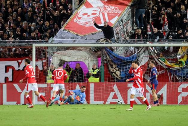 Der Ball ist zum 1-4 für Cottbus im RB-Tor. Fussball DFB-Pokal 2. Hauptrunde 2025 2026 FC Energie Cottbus - RB Leipzig