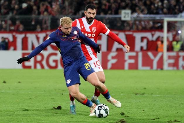 24 Xaver Schlager (Leipzig, vorn), 10 Tolcay Cigerci (Energie Cottbus) Fussball DFB-Pokal 2. Hauptrunde 2025 2026 FC Energie Cottbus - RB Leipzig