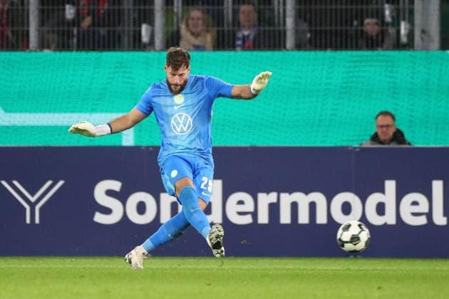 VfL vs. Kiel, 2. Runde DFB Pokal Wolfsburg, 28.10.2025, FUßBALL - VfL Wolfsburg vs. Holstein Kiel, 2. Runde DFB Pokal, Saison 2025 26. Torwart Marius Müller (VfL Wolfsburg) Wolfsburg