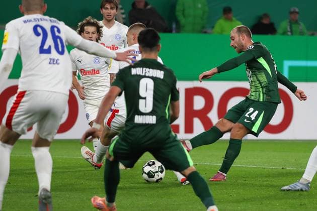 VfL vs. Kiel, 2. Runde DFB Pokal Wolfsburg, 28.10.2025, FUßBALL - VfL Wolfsburg vs. Holstein Kiel, 2. Runde DFB Pokal, Saison 2025 26. Christian Eriksen (VfL Wolfsburg) Wolfsburg