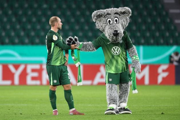 VfL vs. Kiel, 2. Runde DFB Pokal Wolfsburg, 28.10.2025, FUßBALL - VfL Wolfsburg vs. Holstein Kiel, 2. Runde DFB Pokal, Saison 2025 26. Spielende, Christian Eriksen (VfL Wolfsburg), Wölfi Wolfsburg