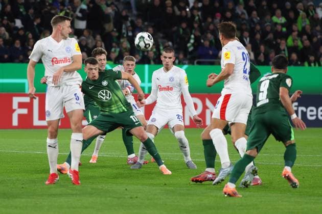 VfL vs. Kiel, 2. Runde DFB Pokal Wolfsburg, 28.10.2025, FUßBALL - VfL Wolfsburg vs. Holstein Kiel, 2. Runde DFB Pokal, Saison 2025 26. Carl Johansson (Holstein Kiel), Dzenan Pejcinovic (VfL Wolfsburg), David Zec (Holstein Kiel) Wolfsburg