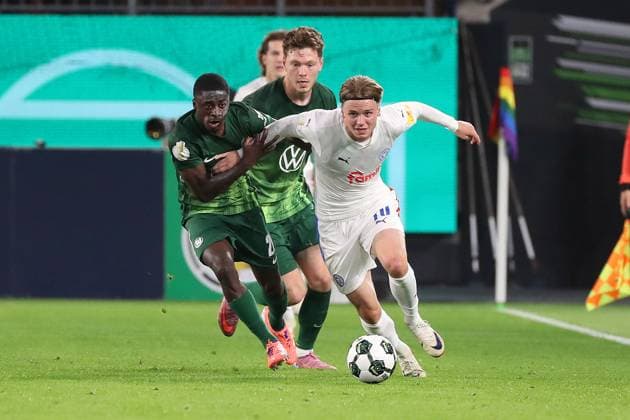 VfL vs. Kiel, 2. Runde DFB Pokal Wolfsburg, 28.10.2025, FUßBALL - VfL Wolfsburg vs. Holstein Kiel, 2. Runde DFB Pokal, Saison 2025 26. SaÃ«l Kumbedi (VfL Wolfsburg), Jonas Therkelsen (Holstein Kiel) Wolfsburg