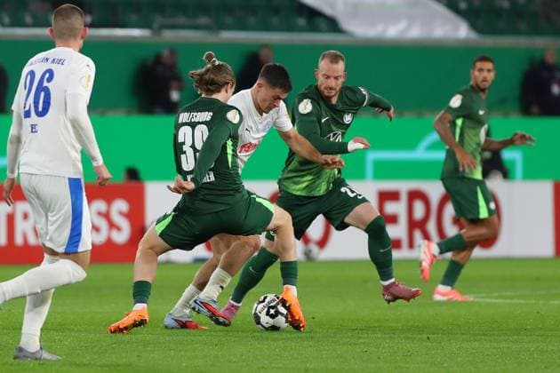 VfL vs. Kiel, 2. Runde DFB Pokal Wolfsburg, 28.10.2025, FUßBALL - VfL Wolfsburg vs. Holstein Kiel, 2. Runde DFB Pokal, Saison 2025 26. Patrick Wimmer (VfL Wolfsburg), Maximilian Arnold (VfL Wolfsburg) Wolfsburg