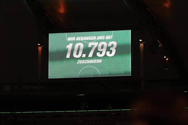 VfL vs. Kiel, 2. Runde DFB Pokal Wolfsburg, 28.10.2025, FUßBALL - VfL Wolfsburg vs. Holstein Kiel, 2. Runde DFB Pokal, Saison 2025 26. Infotafel mit Zuschauerzahl Wolfsburg