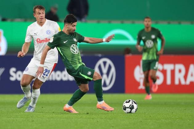 VfL vs. Kiel, 2. Runde DFB Pokal Wolfsburg, 28.10.2025, FUßBALL - VfL Wolfsburg vs. Holstein Kiel, 2. Runde DFB Pokal, Saison 2025 26.Stefan Schwab (Holstein Kiel), Mohammed Amoura (VfL Wolfsburg) Wolfsburg