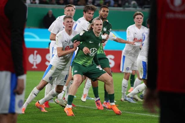 VfL vs. Kiel, 2. Runde DFB Pokal Wolfsburg, 28.10.2025, FUßBALL - VfL Wolfsburg vs. Holstein Kiel, 2. Runde DFB Pokal, Saison 2025 26. Alexander Bernhardsson (Holstein Kiel), Patrick Wimmer (VfL Wolfsburg) Wolfsburg