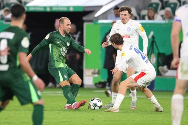 VfL vs. Kiel, 2. Runde DFB Pokal Wolfsburg, 28.10.2025, FUßBALL - VfL Wolfsburg vs. Holstein Kiel, 2. Runde DFB Pokal, Saison 2025 26. Christian Eriksen (VfL Wolfsburg), Adrian Kapralik (Holstein Kiel) Wolfsburg