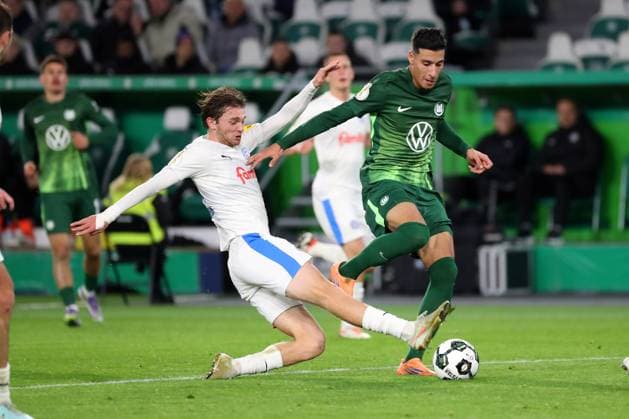 VfL vs. Kiel, 2. Runde DFB Pokal Wolfsburg, 28.10.2025, FUßBALL - VfL Wolfsburg vs. Holstein Kiel, 2. Runde DFB Pokal, Saison 2025 26. Adam Daghim (VfL Wolfsburg) Wolfsburg