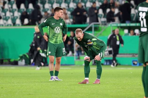 VfL vs. Kiel, 2. Runde DFB Pokal Wolfsburg, 28.10.2025, FUßBALL - VfL Wolfsburg vs. Holstein Kiel, 2. Runde DFB Pokal, Saison 2025 26. Spielende, Joakim Maehle (VfL Wolfsburg), Maximilian Arnold (VfL Wolfsburg) Wolfsburg