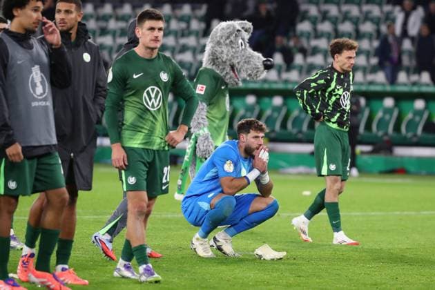 VfL vs. Kiel, 2. Runde DFB Pokal Wolfsburg, 28.10.2025, FUßBALL - VfL Wolfsburg vs. Holstein Kiel, 2. Runde DFB Pokal, Saison 2025 26. Joakim Maehle (VfL Wolfsburg), Torwart Marius Müller (VfL Wolfsburg), Aaron Zehnter (VfL Wolfsburg) Wolfsburg
