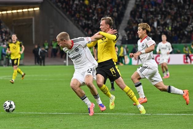 28.10.2025, xjrdrx, Fussball DFB Pokal 2.Runde, Eintracht Frankfurt - Borussia Dortmund v.l. Rasmus Kristensen (Eintracht Frankfurt),Maximilian Beier (Borussia Dortmund), Ritsu Doan (Eintracht Frankfurt) (DFL DFB REGULATIONS PROHIBIT ANY USE OF PHOTOGRAPHS as IMAGE SEQUENCES and or QUASI-VIDEO) Frankfurt am Main