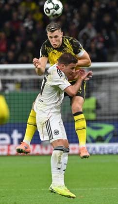 28.10.2025, xjrdrx, Fussball DFB Pokal 2.Runde, Eintracht Frankfurt - Borussia Dortmund v.l. Mario Götze Goetze (Eintracht Frankfurt), Nico Schlotterbeck (Borussia Dortmund) (DFL DFB REGULATIONS PROHIBIT ANY USE OF PHOTOGRAPHS as IMAGE SEQUENCES and or QUASI-VIDEO) Frankfurt am Main